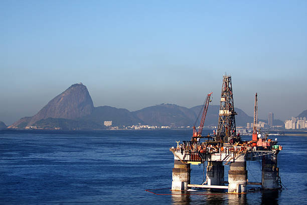 plataforma de petróleo offshore bicicletas no rio - clear sky rio de janeiro brazil guanabara bay - fotografias e filmes do acervo
