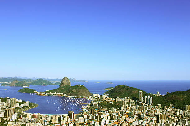 シュガーローフのリオデジャネイロ - rio de janeiro guanabara bay residential structure urca ストックフォトと画像