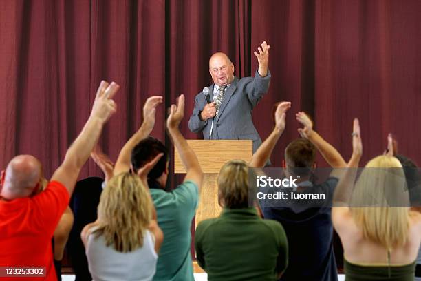 마이크를 잡고 연설하는 정치인 중 음성 박수 침에 대한 스톡 사진 및 기타 이미지 - 박수 침, 정치, Theatrical Performance