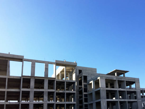 construction de bâtiment avec le ciel clair bleu - 3383 photos et images de collection