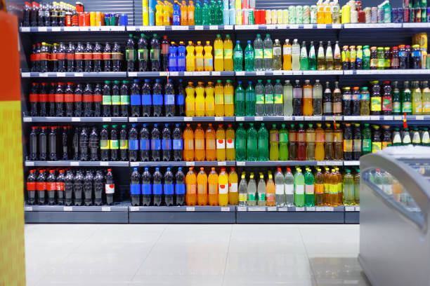 estantes con variedad refrescante de bebida en venta - soda bottle fotografías e imágenes de stock