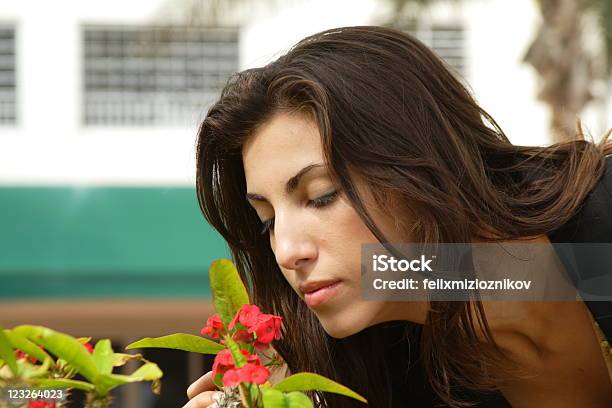 Odore Delle Rose - Fotografie stock e altre immagini di Adulto - Adulto, Ambientazione esterna, Annusare