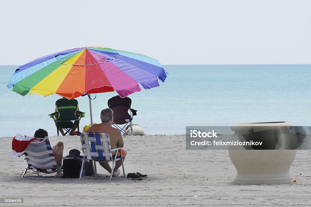 Rainbow sombrilla en la playa - Foto de stock de Actividades recreativas libre de derechos