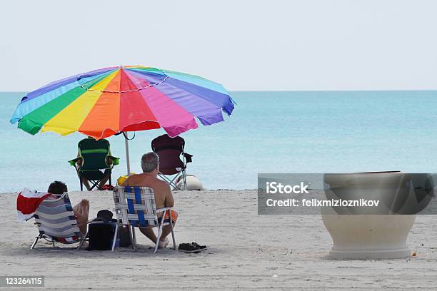 Rainbow Sombrilla En La Playa Foto de stock y más banco de imágenes de Actividades recreativas - Actividades recreativas, Agua, Aire libre