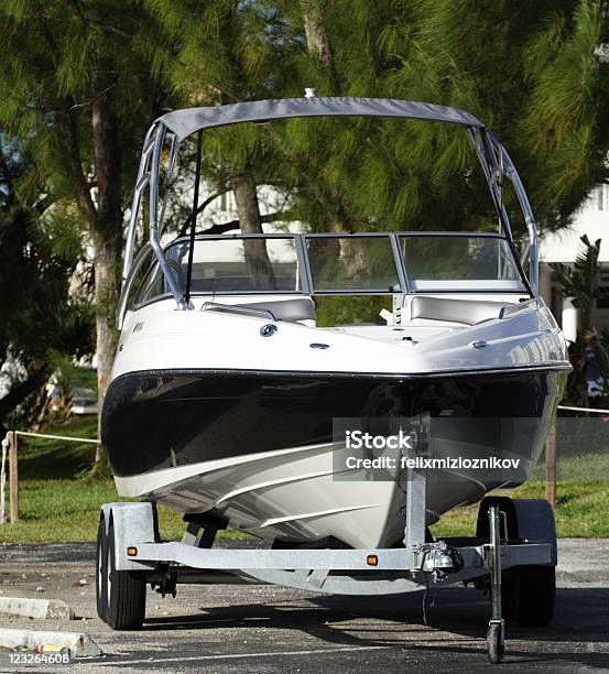 Photo libre de droit de Bateau Sur La Remorque banque d'images et plus d'images libres de droit de Transport nautique - Transport nautique, Remorque, Remorquer