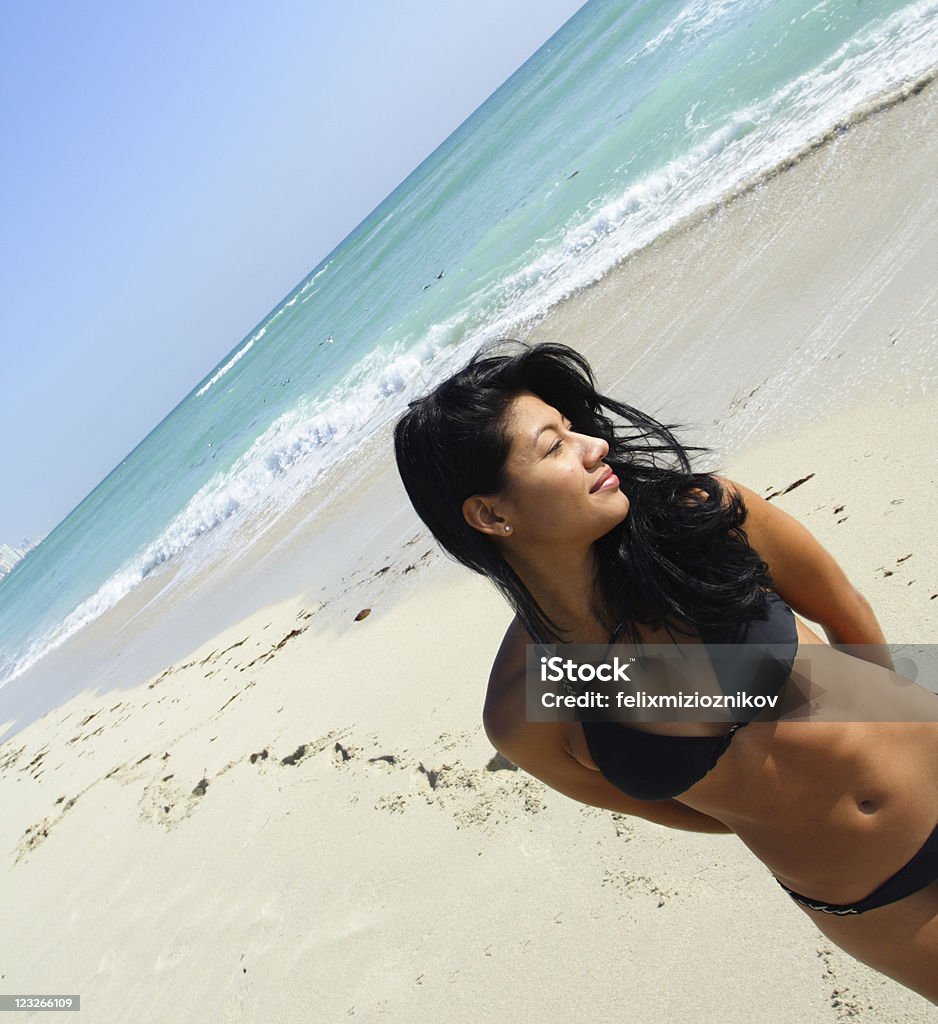 Belle femme sur la plage - Photo de Activités de week-end libre de droits