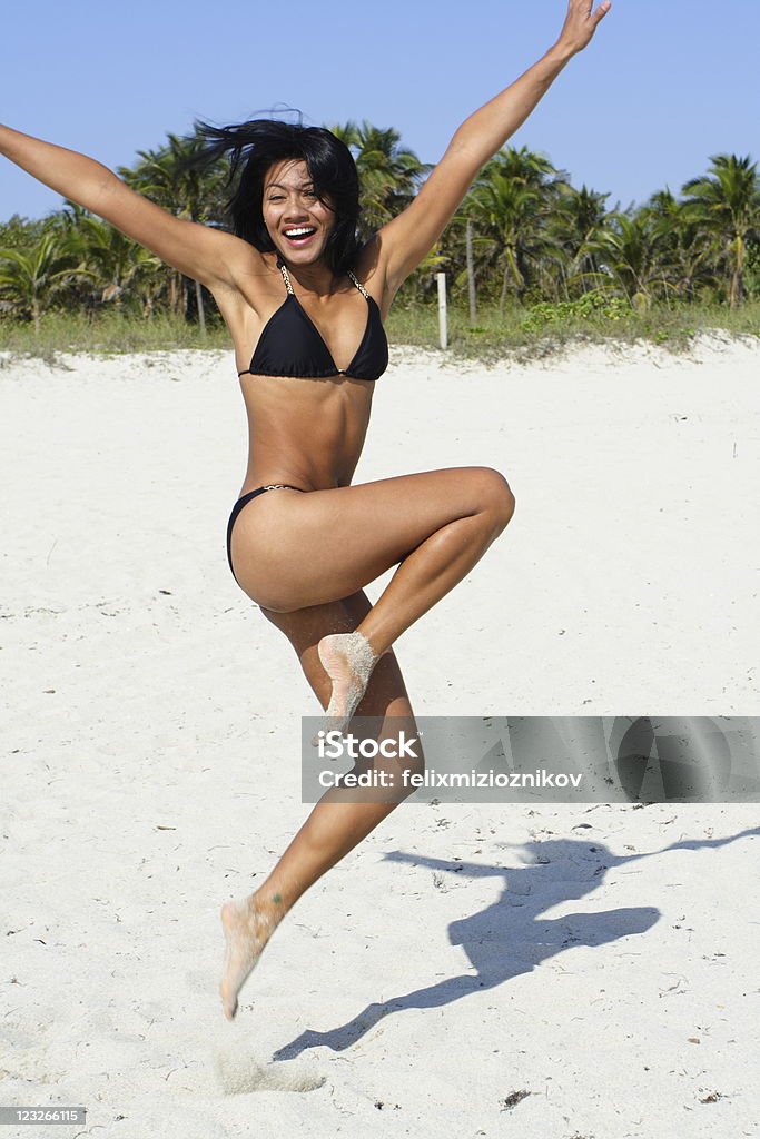 Mulher saltar na praia - Royalty-free Eufórico Foto de stock