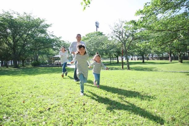 disfrute de las vacaciones en familia - park child asia lifestyles fotografías e imágenes de stock