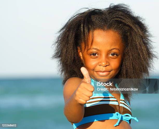 Foto de Crianças Mostrando Um Gesto Thumbsup e mais fotos de stock de Adolescente - Adolescente, Adolescentes Meninas, Afro