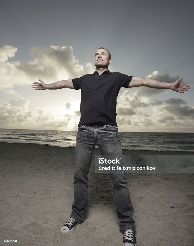 Homem na praia com os braços para cima alargada - Royalty-free 30-39 Anos Foto de stock