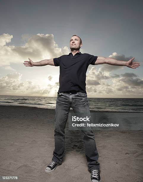 Homem Na Praia Com Os Braços Para Cima Alargada - Fotografias de stock e mais imagens de 30-39 Anos - 30-39 Anos, Adulto, Adulto de idade mediana