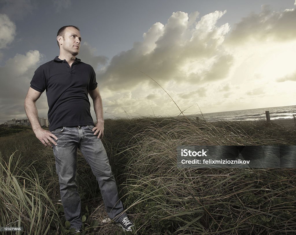 Człowiek na plaży, dunes - Zbiór zdjęć royalty-free (Koszulka polo)