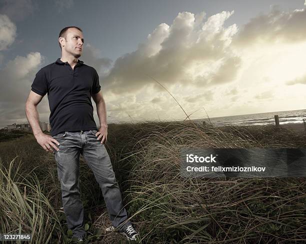 Foto de Homem Na Praia Dunas e mais fotos de stock de Camisa Pólo - Camisa Pólo, Céu Tempestuoso, Relaxamento