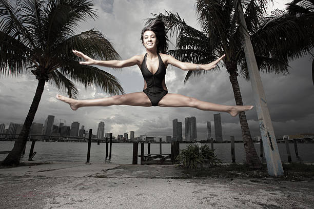 kobieta wykonaniem midair split - marine life flash zdjęcia i obrazy z banku zdjęć