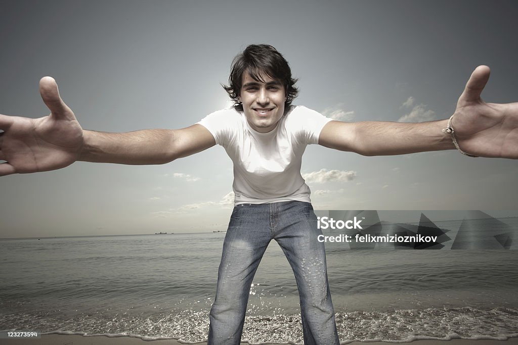 Homem, estendendo os braços para a câmara - Royalty-free 20-29 Anos Foto de stock