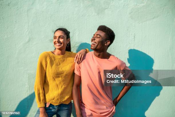 Porträt Von Zwei Lächelnden Paaren Die Wegschauen Stockfoto und mehr Bilder von Freundschaft