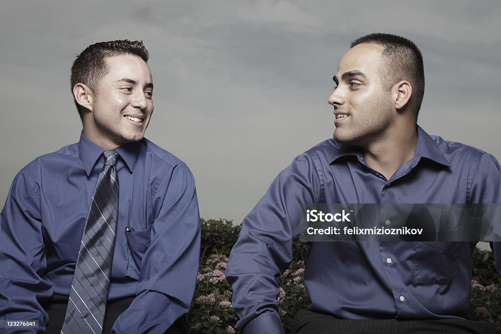 Empresarios mirando el uno al otro y sonriendo - Foto de stock de Adulto libre de derechos