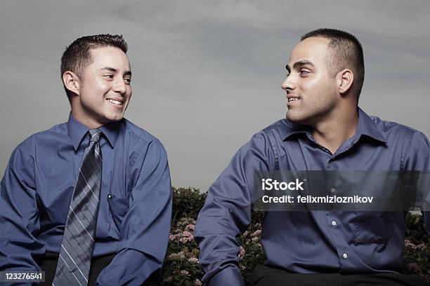 Empresarios Mirando El Uno Al Otro Y Sonriendo Foto de stock y más banco de imágenes de Adulto - Adulto, Amor a primera vista, Azul