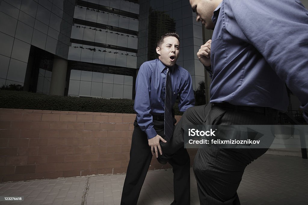 Hombre gritando en la ingle - Foto de stock de Actividad libre de derechos