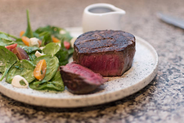아이 필레 스테이크 디너 - fillet meat portion fillet steak 뉴스 사진 이미지