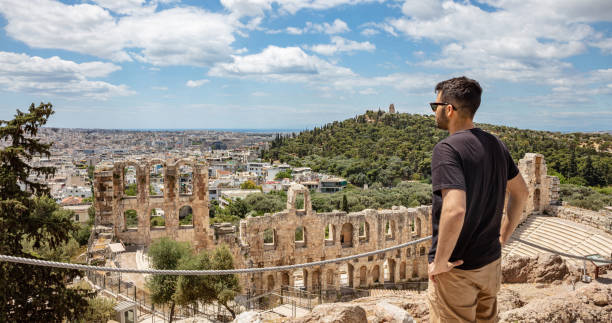 odeon de herodes atticus na colina acrópole em atenas, grécia - herodes atticus - fotografias e filmes do acervo