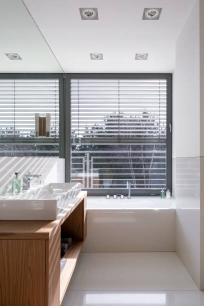 banheiro com janela grande - blinds wood bathroom indoors - fotografias e filmes do acervo