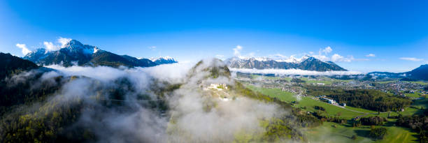 panorama di rovina ehrenberg montagna thaneller con vista sul villaggio ehenbichl, reutte, hoefen sulla nebbia del mattino - hahnenkamm foto e immagini stock