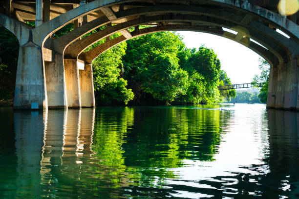 under barton springs bridge morning light reflections - old town imagens e fotografias de stock