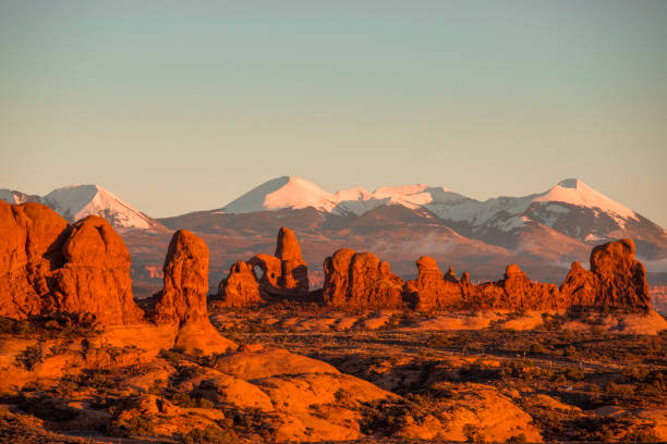 sonnenuntergang im arches nationalpark. - moab stock-fotos und bilder