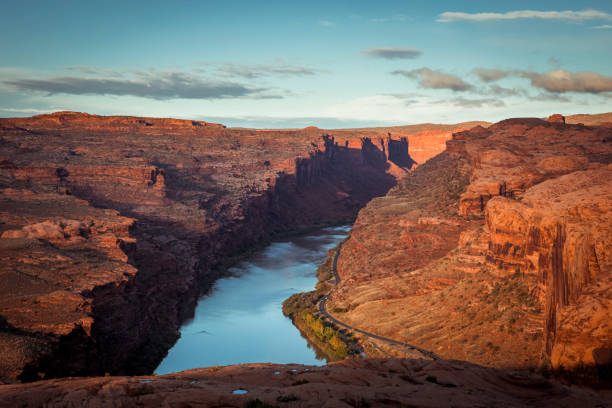 rand des slickrock weges bei moab. - slickrock trail stock-fotos und bilder