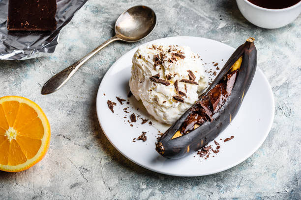 банан на гриле с темным шоколадом и ванильным мороженым. - grilled bananas стоковые фото и изображения