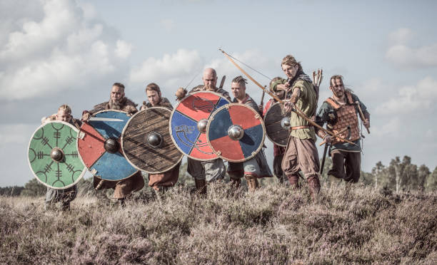 形成でバイキングの戦士を振り回す武器 - fighting stance 写真 ストックフォトと画像