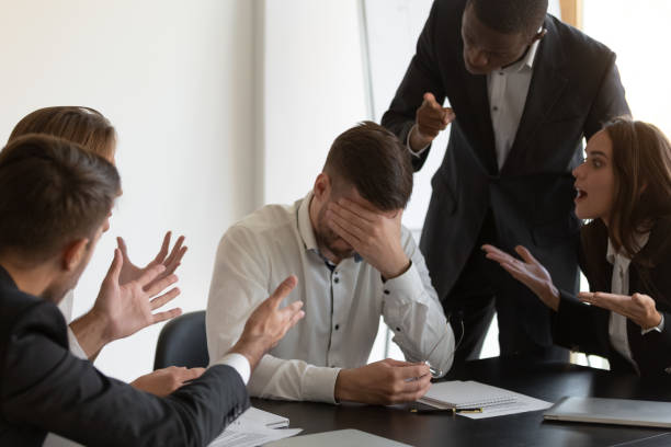 el empleado frustrado se siente estresado sufre de compañeros hostiles - businesswoman frustration rudeness business fotografías e imágenes de stock