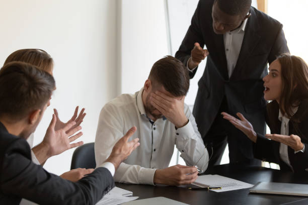 イライラした従業員は、敵対的な同僚に苦しんでいるストレスを感じています - businesswoman frustration rudeness business ストックフォトと画像