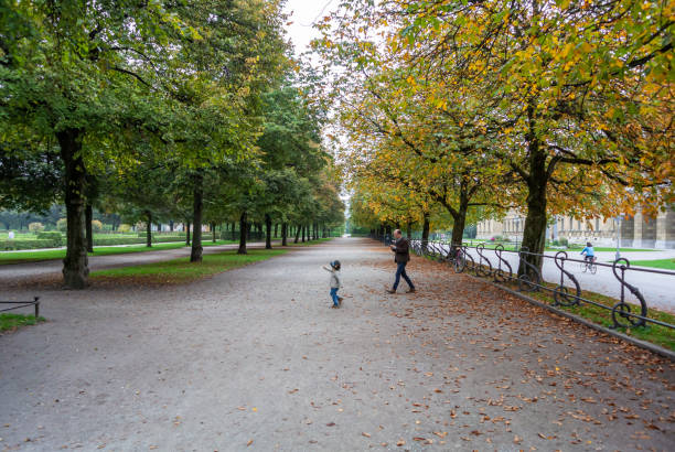 парк хофгартен в мюнхене, германия - diana pavilion стоковые фото и изображения