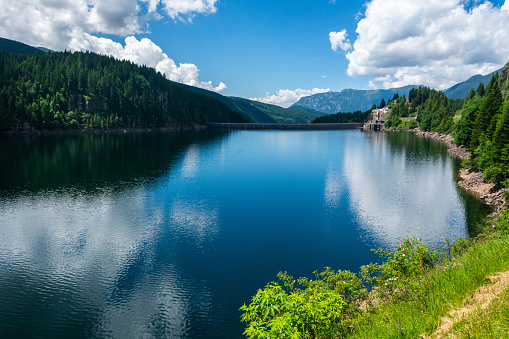 Lago di Paneveggio lago artifical en el valle Fiemme de Trentino, Italia. photo