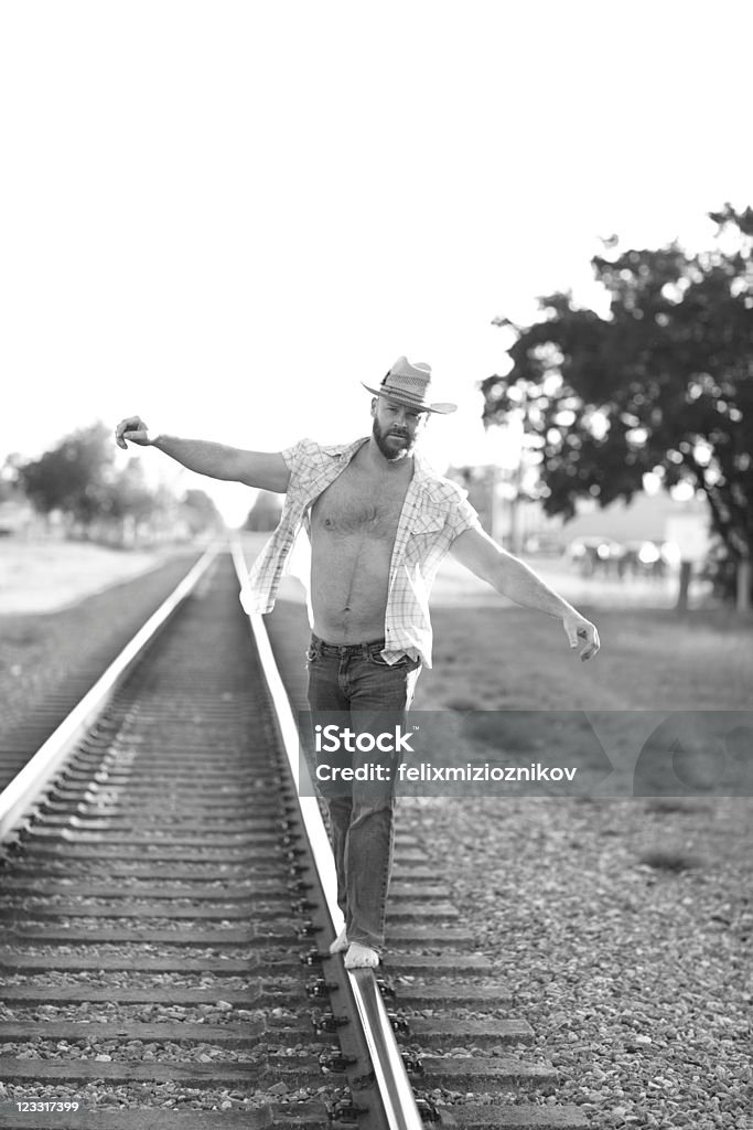 Man walking on 、線路 - カラー画像のロイヤリティフリーストックフォト