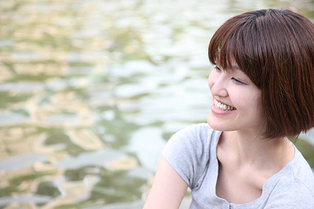 笑顔で若い女性、水辺