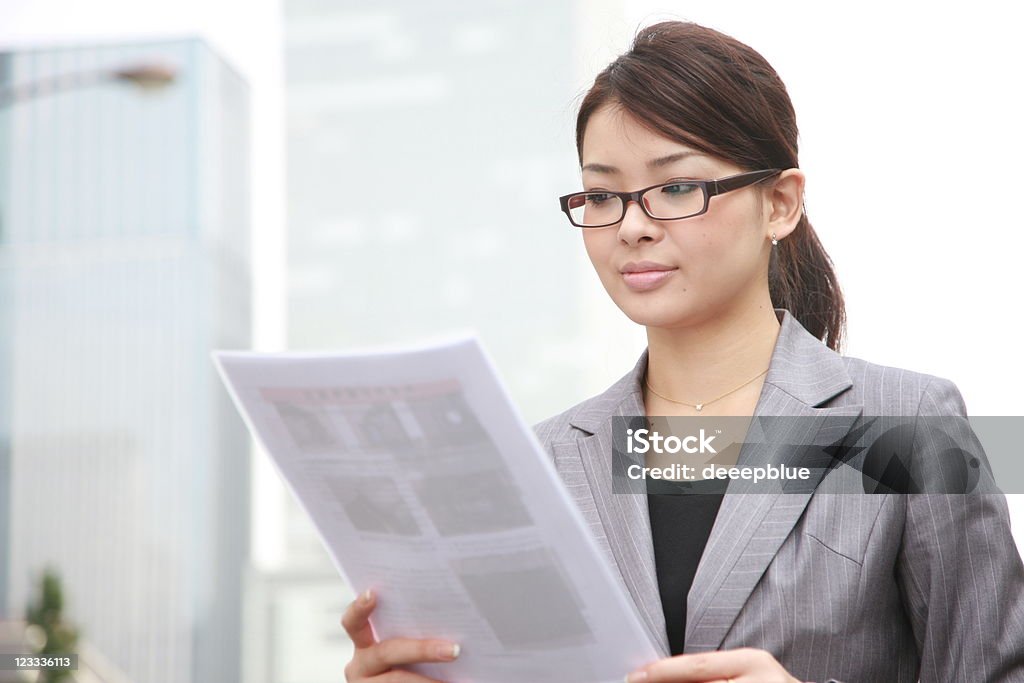 Mulher de Negócios lê documentos - Royalty-free 20-29 Anos Foto de stock