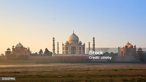 Taj Mahalindia - Fotografie stock e altre immagini di Taj Mahal - India - Taj Mahal - India, Vista posteriore, Agra