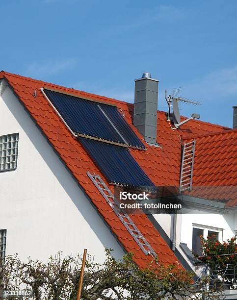 Sonnenkollektoren Auf Dem Dach Stockfoto und mehr Bilder von Sonnenenergie - Sonnenenergie, Wärmebild, Solarkraftwerk