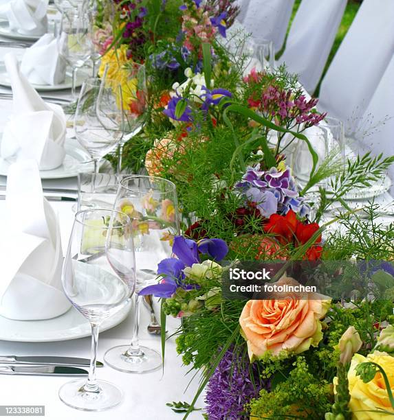 Hochzeitstischanordnung Stockfoto und mehr Bilder von Besonderes Lebensereignis - Besonderes Lebensereignis, Blume, Blumenbouqet