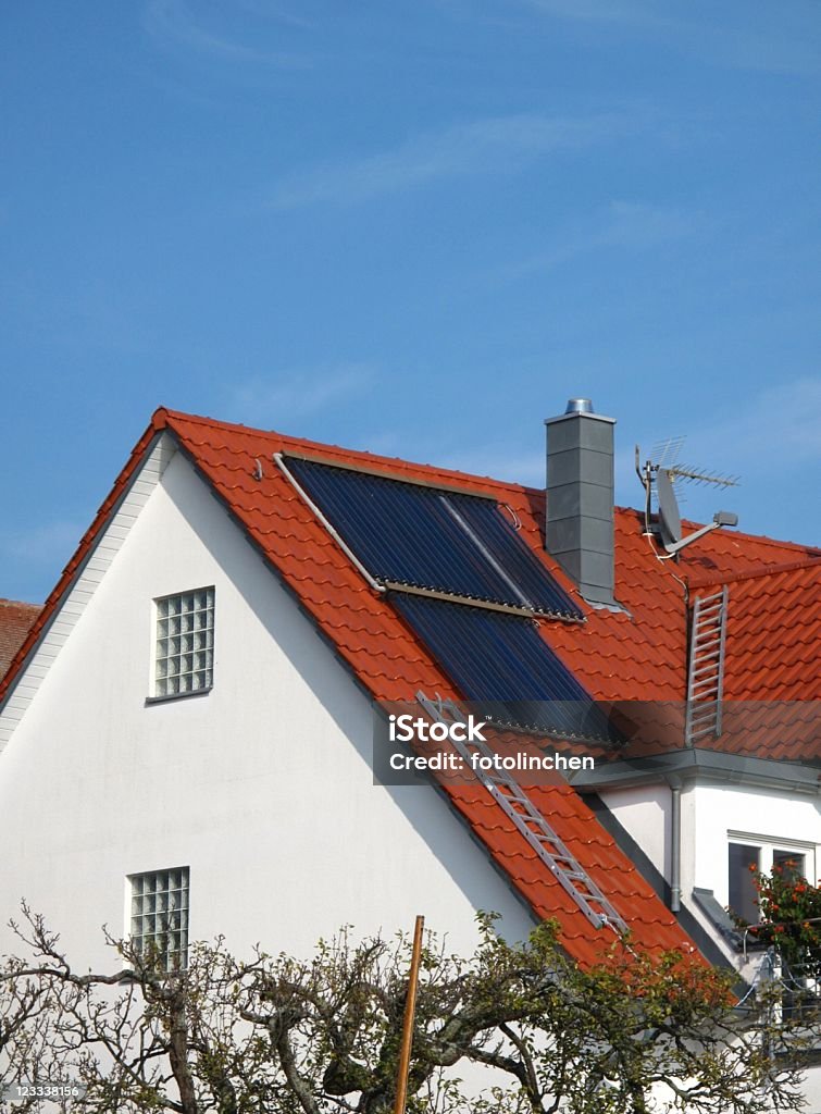 Sonnenkollektoren auf dem Dach - Lizenzfrei Sonnenkollektor Stock-Foto