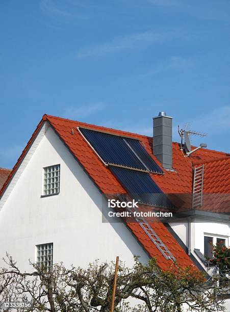 Sonnenkollektoren Auf Dem Dach Stockfoto und mehr Bilder von Sonnenkollektor - Sonnenkollektor, Wohngebäude, Wohnhaus