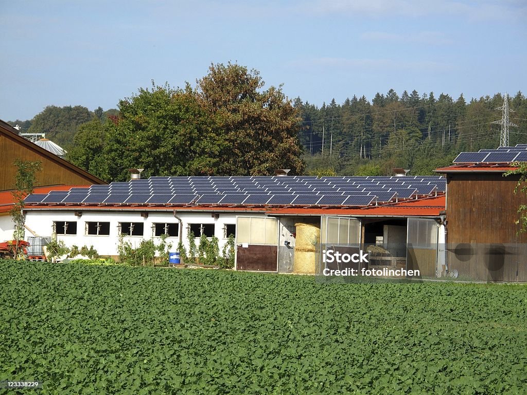 Farm mit Solarzellen - Lizenzfrei Scheune Stock-Foto