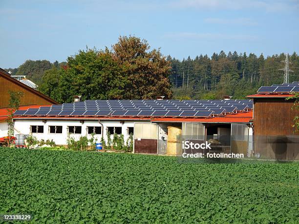 Farm Mit Solarzellen Stockfoto und mehr Bilder von Scheune - Scheune, Sonnenenergie, Sonnenkollektor
