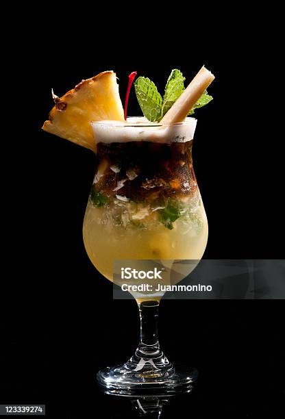 Piña Y Coco Un Mojito Foto de stock y más banco de imágenes de Piña colada - Piña colada, Piña, Cóctel - Bebida alcohólica