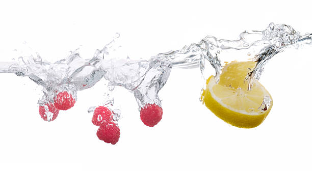 salpicaduras de frutas - lemon isolated clean water fotografías e imágenes de stock