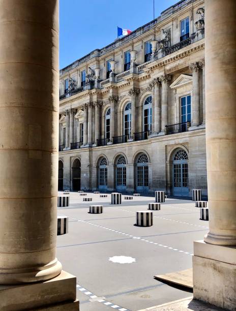 париж: бурен колонны без людей, во дворце королевский двор - palais royal стоковые фото и изображения