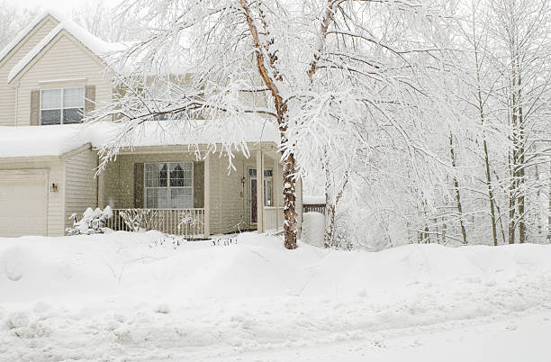casa in una neve molto forte - blizzard house storm snow foto e immagini stock